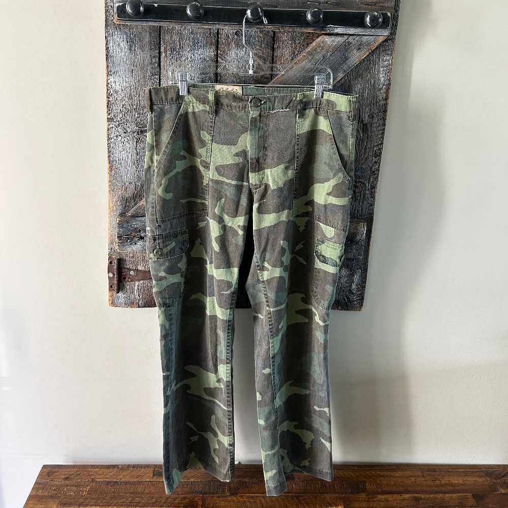 Men's Cabela Camouflage Cargo Pants - no size tag